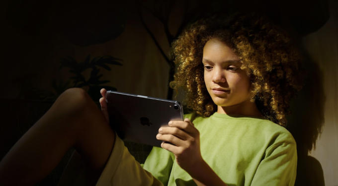 Khoảng cách màn hình giúp giảm nguy cơ mắc khúc xạ mắt. Ảnh: Apple