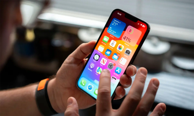 Người dùng có thể hạn chế một số quyền trên iPhone của trẻ nhỏ thông qua cài đặt nhóm gia đình. Ảnh: