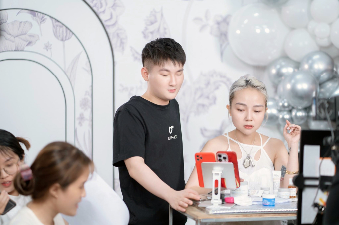 Trần Lâm (áo đen) đang livestream bán hàng trên nền tảng thương mại điện tử. Ảnh: Nhân vật cung cấp