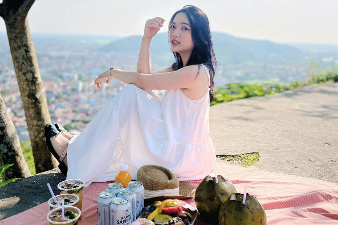 Bích Hà, 23 tuổi, làm nội dung ẩm thực trên TikTok với hơn 300.000 người theo dõi. Ảnh: Nhân vật cung cấp
